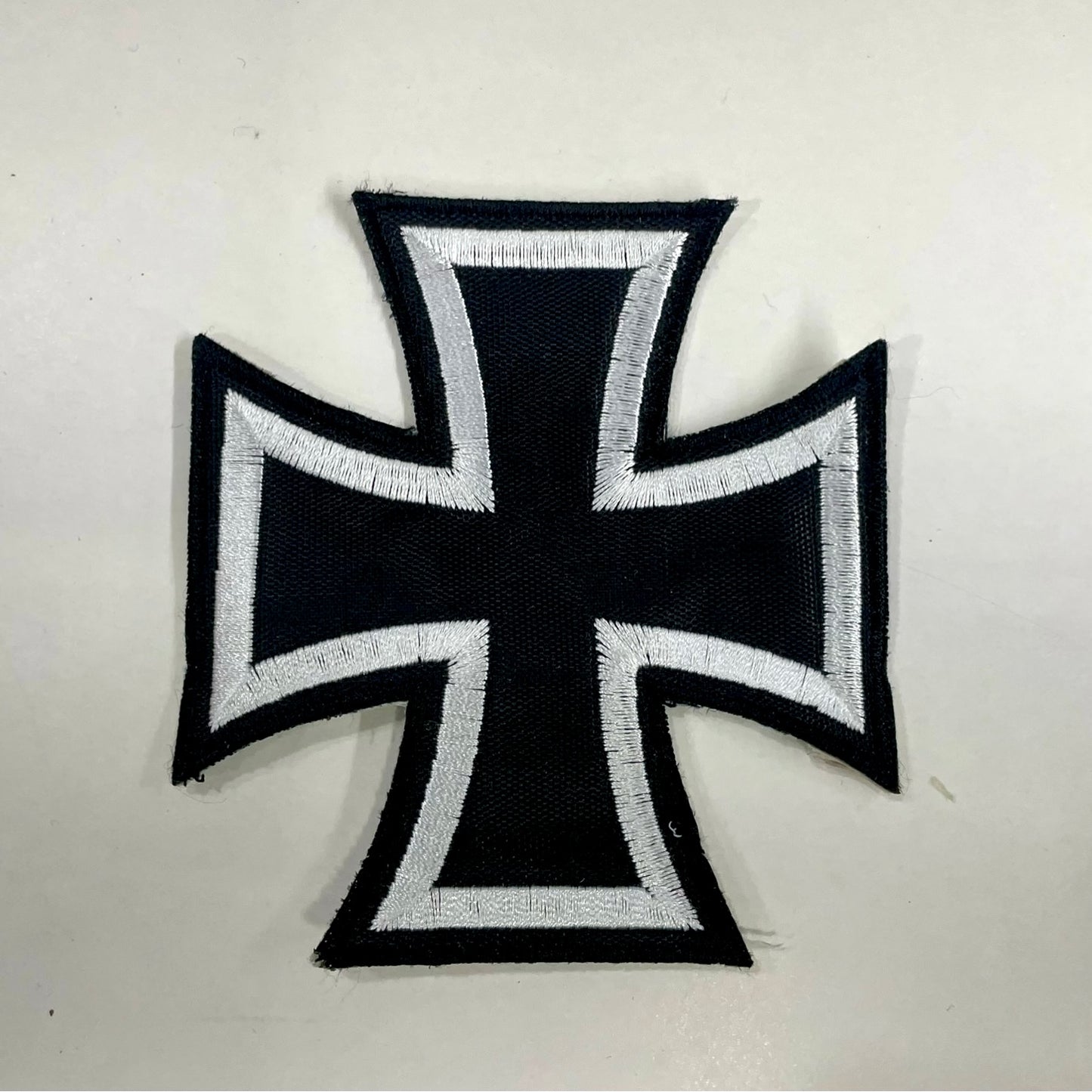 CRUZ DE MALTA PARCHE BORDADO PEQUEÑO