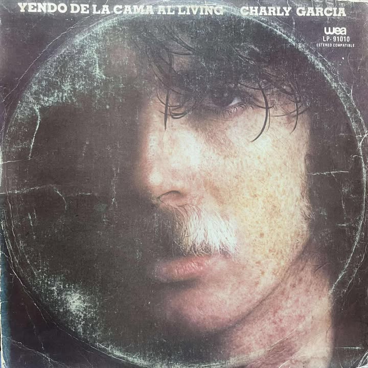 CHARLY GARCIA - YENDO DE LA CAMA AL LIVING LP (DE EPOCA)