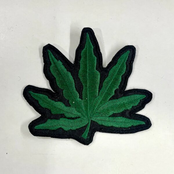 HOJA VERDE PARCHE BORDADO PEQUEÑO